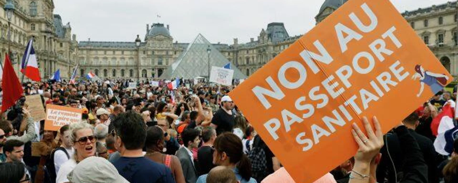 ¿Vacunación anti-COVID obligatoria? Los parisinos marchan en rechazo a los pases de salud ¿Vacunación anti-COVID obligatoria? Los parisinos marchan en rechazo a los pases de salud - Sputnik Mundo, 1920, 31.07.2021