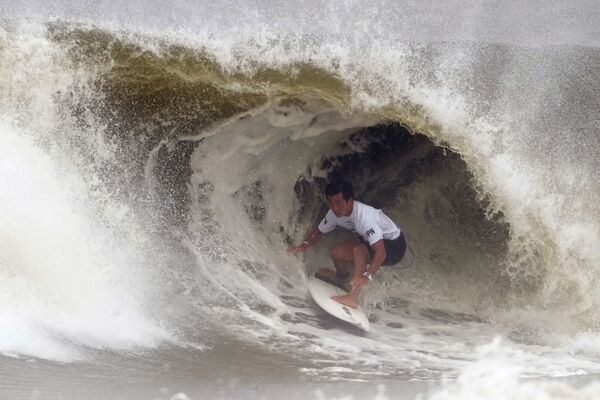 El surfista japonés Hiroto Ohhara durante los cuartos de final de la competencia masculina de surf en los Juegos Olímpicos de 2020 en Tokio (Japón). - Sputnik Mundo