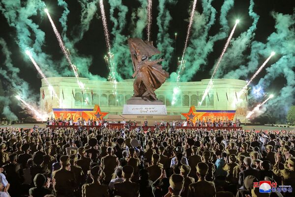 Un show de fuegos artificiales durante la VII Conferencia Nacional de Veteranos de Guerra en Pyongyang (Corea del Norte) con motivo del 68 aniversario del fin de la Guerra de Corea. - Sputnik Mundo