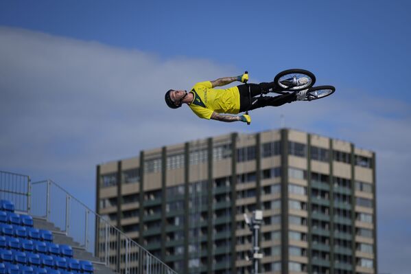 El australiano Logan Martin da un salto durante una sesión de entrenamiento de BMX Freestyle en los Juegos Olímpicos 2020, en Tokio (Japón). - Sputnik Mundo