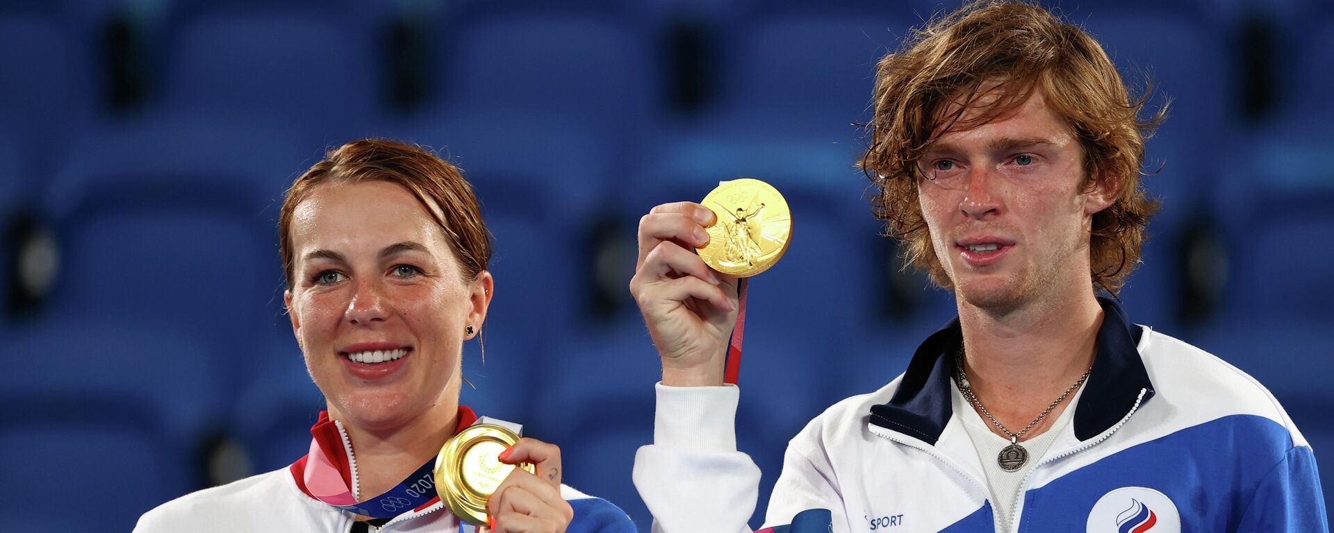 Los tenistas rusos Anastasia Pavlyuchenkova y Andrey Rublev con sus medallas de oro  - Sputnik Mundo, 1920, 01.08.2021