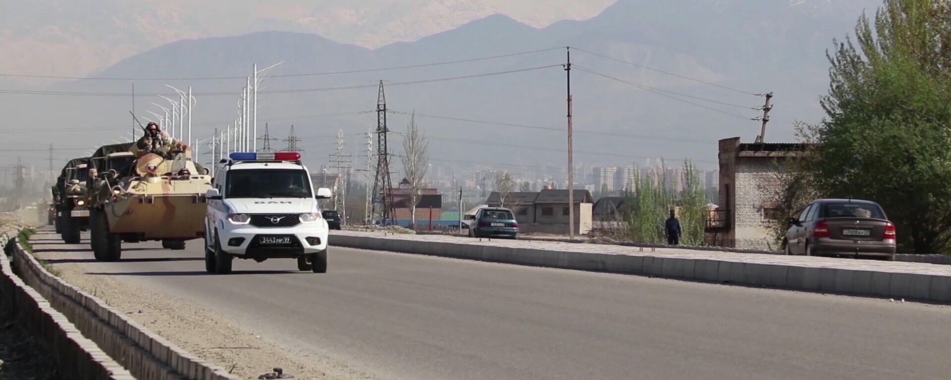 Una columna de equipo militar ruso cerca del campo de entrenamiento Harb-Maidon en Tayikistán - Sputnik Mundo, 1920, 01.08.2021