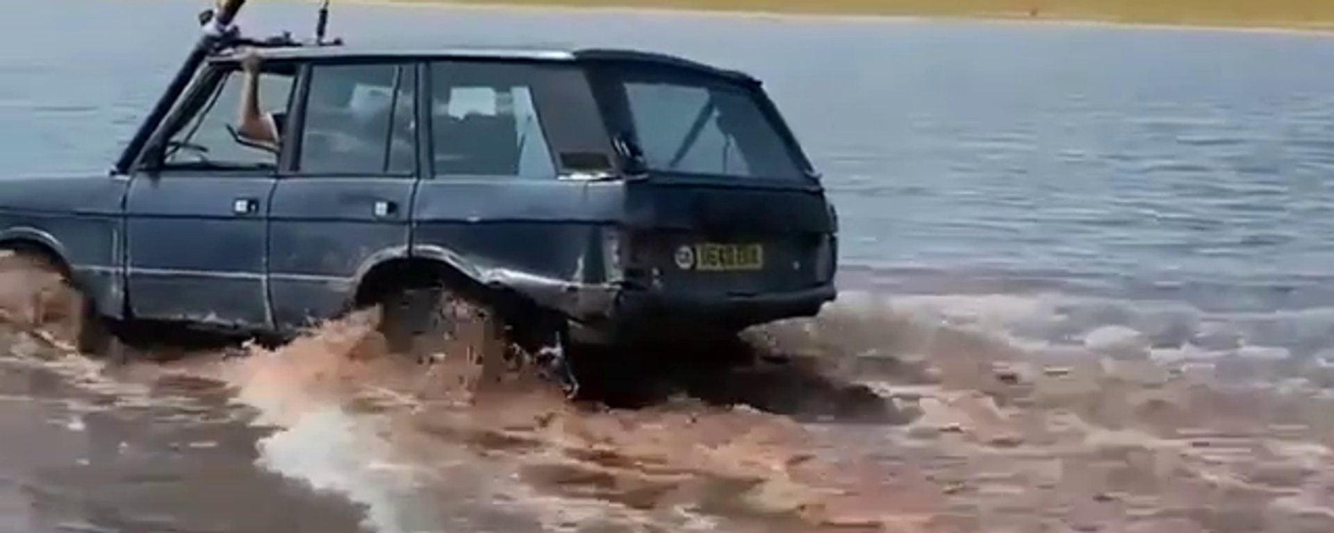 Video: un antiguo Range Rover se sumerge por completo para cruzar un río por debajo del agua - Sputnik Mundo, 1920, 02.08.2021