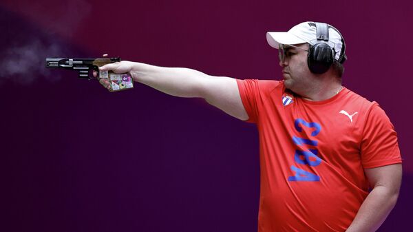 El tirador cubano Leuris Pupo en acción en la final del tiro rápido a 25 metros en Tokio, el 2 de agosto de 2021 - Sputnik Mundo