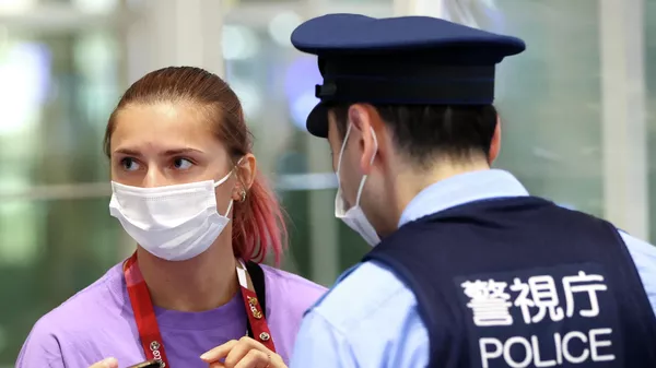 La velocista bielorrusa Krystsina Tsimanouskaya conversa con agentes de Policía en el aeropuerto internacional de Haneda en Tokio, Japón, el 1 de agosto de 2021 - Sputnik Mundo