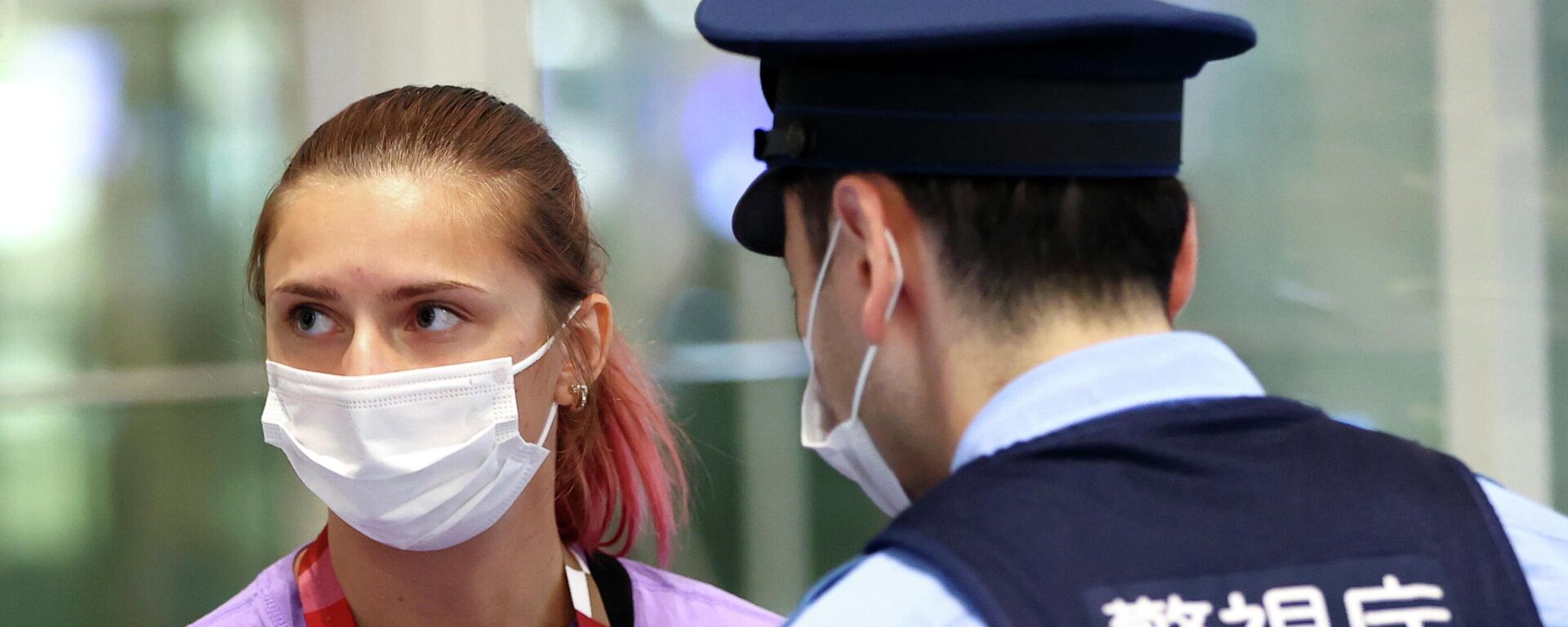 La velocista bielorrusa Krystsina Tsimanouskaya conversa con agentes de Policía en el aeropuerto internacional de Haneda en Tokio, Japón, el 1 de agosto de 2021 - Sputnik Mundo, 1920, 02.08.2021