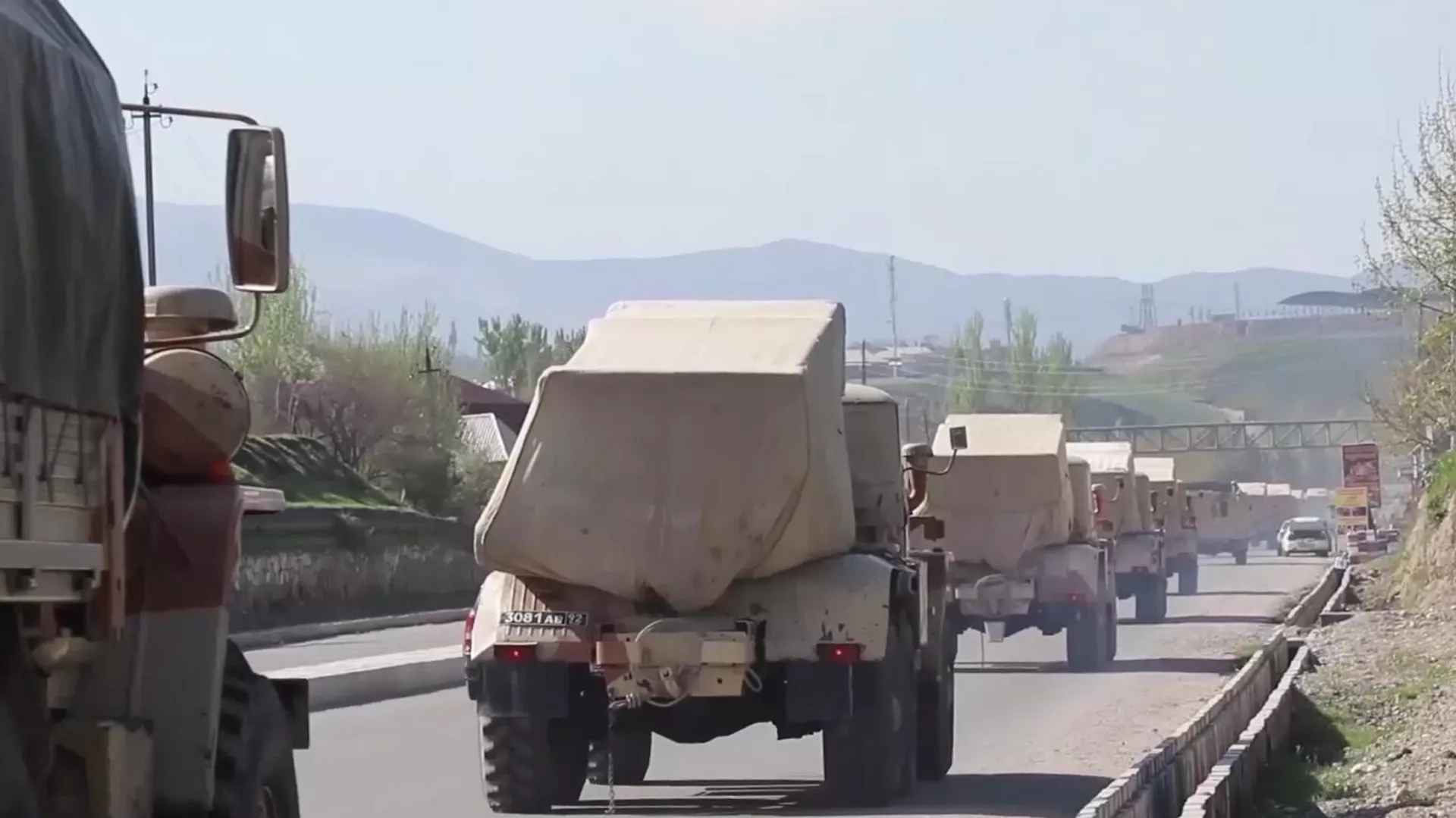 Vehículos militares rusos circulan por una carretera en Tayikistán, el 28 de julio de 2021