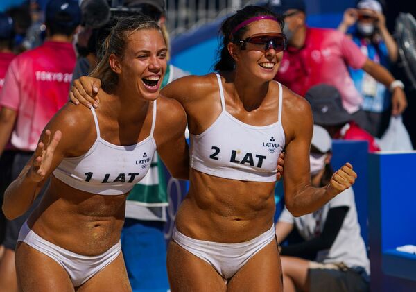 Las deportistas letonas Tina Graudinya y Anastasiya Kravchenok celebran su victoria en el partido de octavos del voleibol playero femenino contra el equipo del Comité Olímpico Ruso formado por Nadezhda Makroguzova y Svetlana Jolomina. - Sputnik Mundo