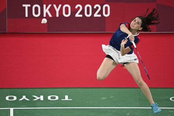 La badmintonista peruana Daniela Macías juega contra su contrincante estonia Kristin Kuuba durante un partido individual femenino de bádminton de la fase de grupos celebrado en el Musashino Forest Sports Plaza el 26 de julio de 2021. - Sputnik Mundo