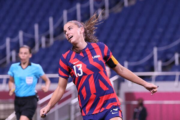 La delantera estadounidense Alex Morgan celebra el quinto gol durante el partido de fútbol de primera ronda del grupo G femenino contra Nueva Zelanda, jugado el 24 de julio de 2021. - Sputnik Mundo