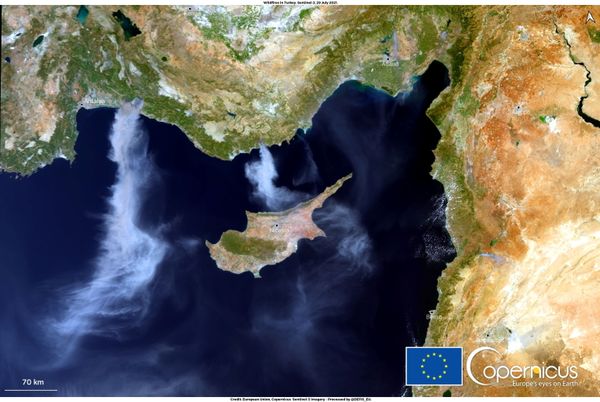 Una imagen por satélite en color de los incendios forestales cerca de Oymapinar, Turquía, el 29 de julio de 2021. - Sputnik Mundo