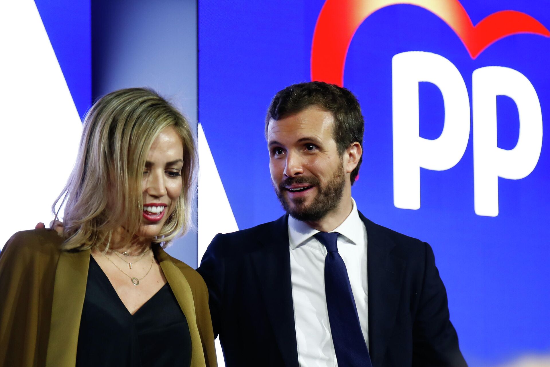 El candidato presidencial del Partido Popular, Pablo Casado, junto a su esposa, Isabel Torres, durante el mitin del partido de fin de campaña, en la Plaza de las Ventas, en Madrid (España), el 8 de noviembre de 2019. - Sputnik Mundo, 1920, 02.08.2021