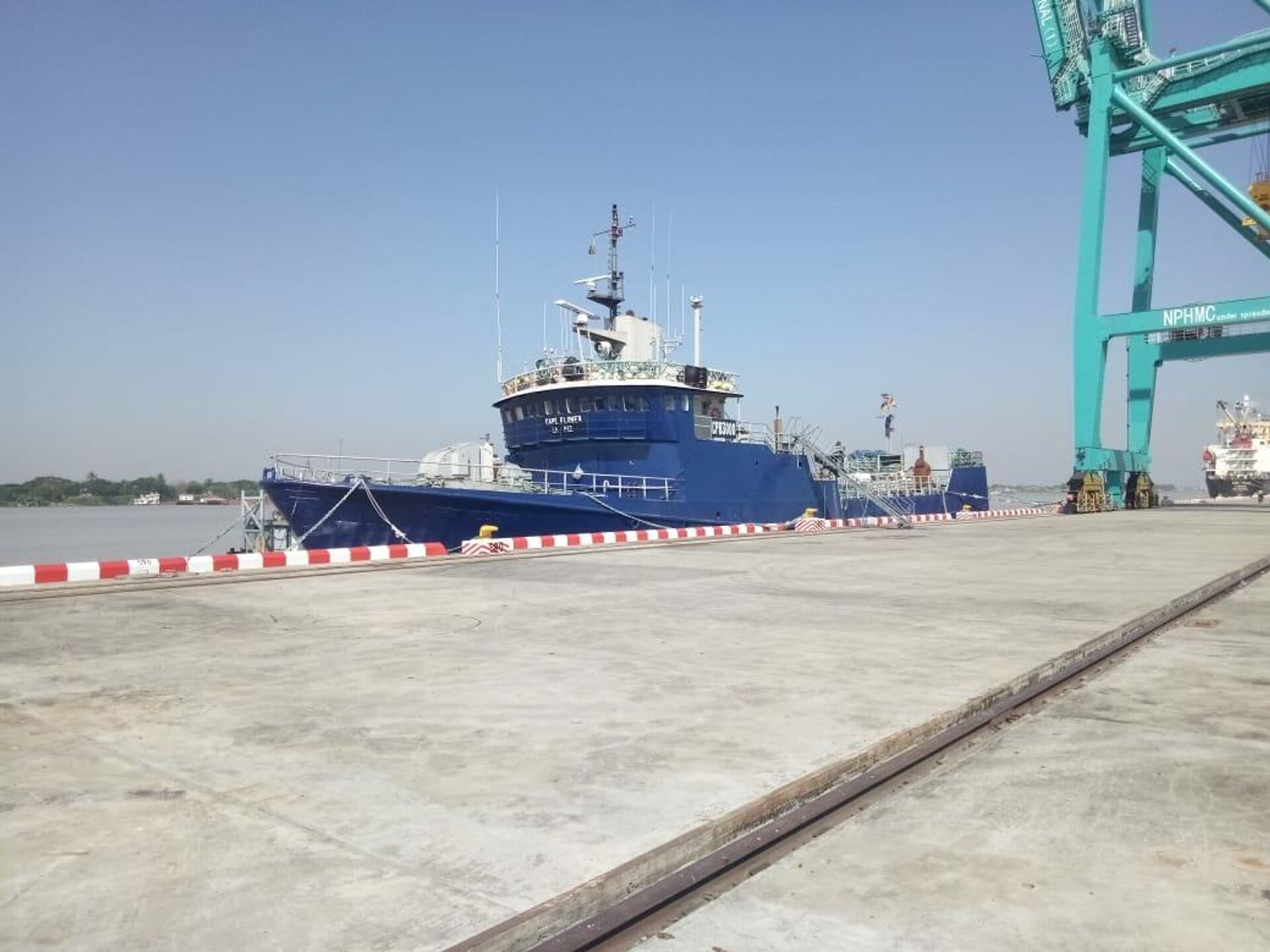 El barco pesquero 'Cobija', atracado en un puerto de Birmania - Sputnik Mundo, 1920, 02.08.2021