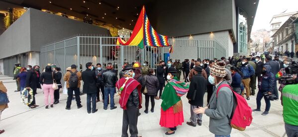 A las 7 de la mañana iniciaron las ceremonias ancestrales en el edificio de la nueva Asamblea Legislativa, situado a una cuadra de la plaza Murillo. Autoridades indígenas prepararon y encendieron una Wajt'a, una ofrenda de agradecimiento y reciprocidad con la Pachamama, la Madre Tierra. - Sputnik Mundo