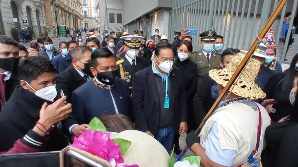 El presidente Luis Arce llegó al nuevo edificio para participar de la ceremonia de inauguración. Había representantes de los 36 pueblos indígenas de Bolivia. La construcción, que remite a la arquitectura del ancestral pueblo Tiwanakota, representa la plurinacional de este país andino y amazónico. - Sputnik Mundo