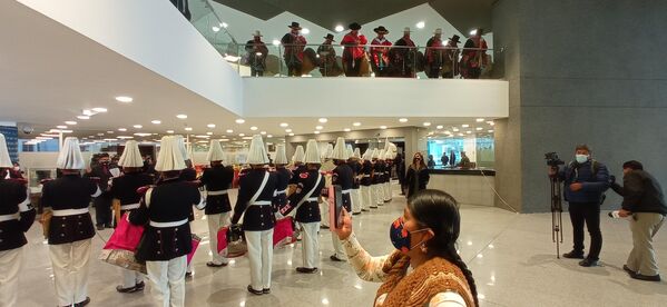 La inauguración de la nueva Asamblea Legislativa reviste un significado muy profundo para los pueblos indígenas de Bolivia, que se vuelven a sentir parte del Estado Plurinacional luego de los tiempos turbulentos iniciados con el golpe de Estado de noviembre de 2019 y la posterior asunción del Gobierno de facto de Áñez, quien está presa junto a varios de sus colaboradores por crímenes cometidos durante ese periodo - Sputnik Mundo