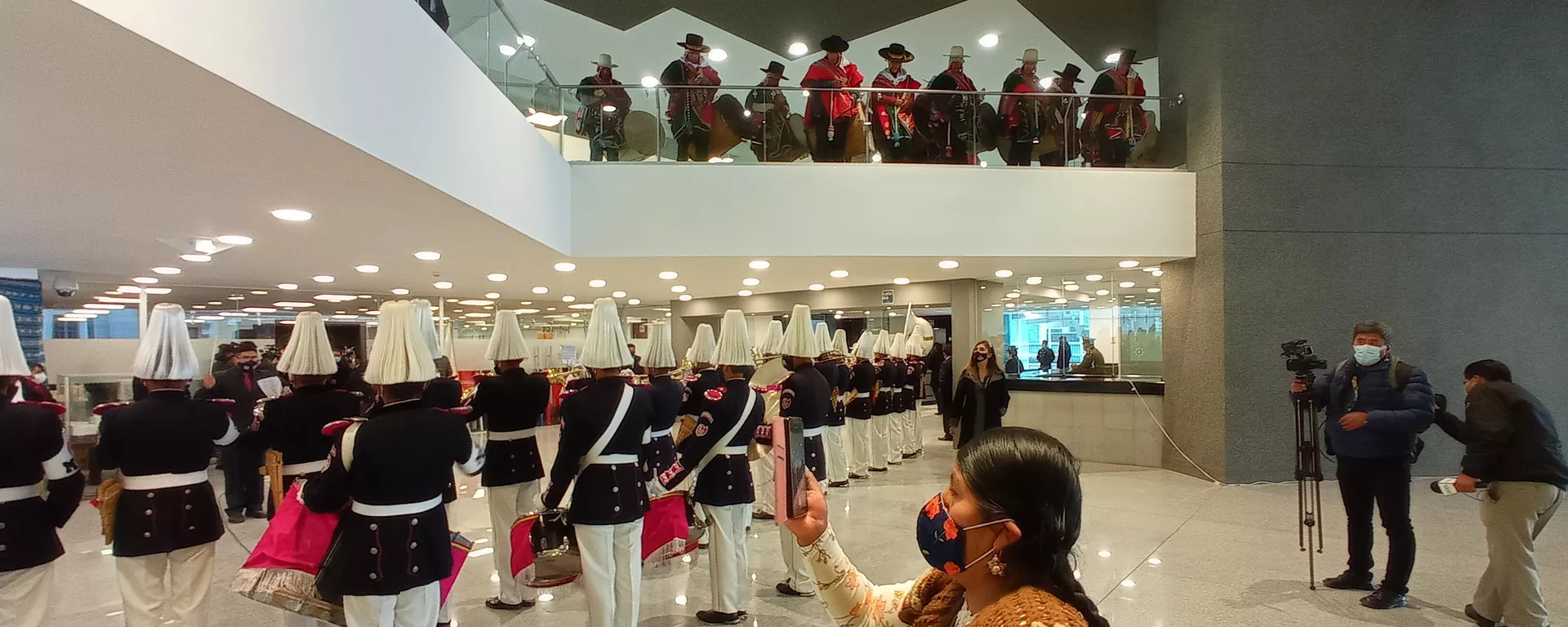 La inauguración de la nueva Asamblea Legislativa reviste un significado muy profundo para los pueblos indígenas de Bolivia, que se vuelven a sentir parte del Estado Plurinacional luego de los tiempos turbulentos iniciados con el golpe de Estado de noviembre de 2019 y la posterior asunción del Gobierno de facto de Áñez, quien está presa junto a varios de sus colaboradores por crímenes cometidos durante ese periodo La inauguración de la nueva Asamblea Legislativa reviste un significado muy profundo para los pueblos indígenas de Bolivia, que se vuelven a sentir parte del Estado Plurinacional luego de los tiempos turbulentos iniciados con el golpe de Estado de noviembre de 2019 y la posterior asunción del Gobierno de facto de Áñez, quien está presa junto a varios de sus colaboradores por crímenes cometidos durante ese periodo - Sputnik Mundo, 1920, 02.08.2021