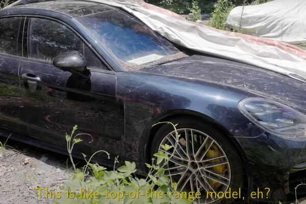 Un Porsche Panamera Turbo en el depósito municipal de Hangzhou - Sputnik Mundo