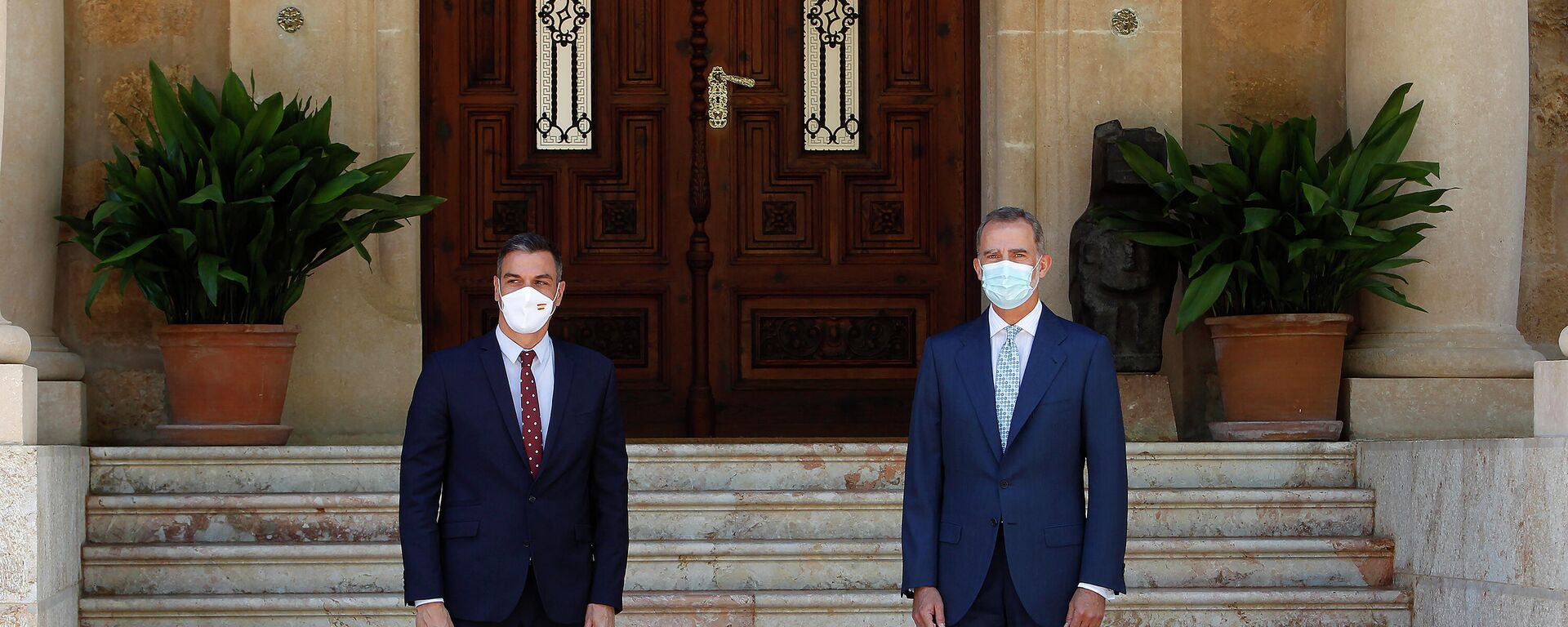 El presidente del Gobierno de España, Pedro Sánchez, y el rey de España, Felipe VI, en el Palacio de Marivent - Sputnik Mundo, 1920, 18.10.2021