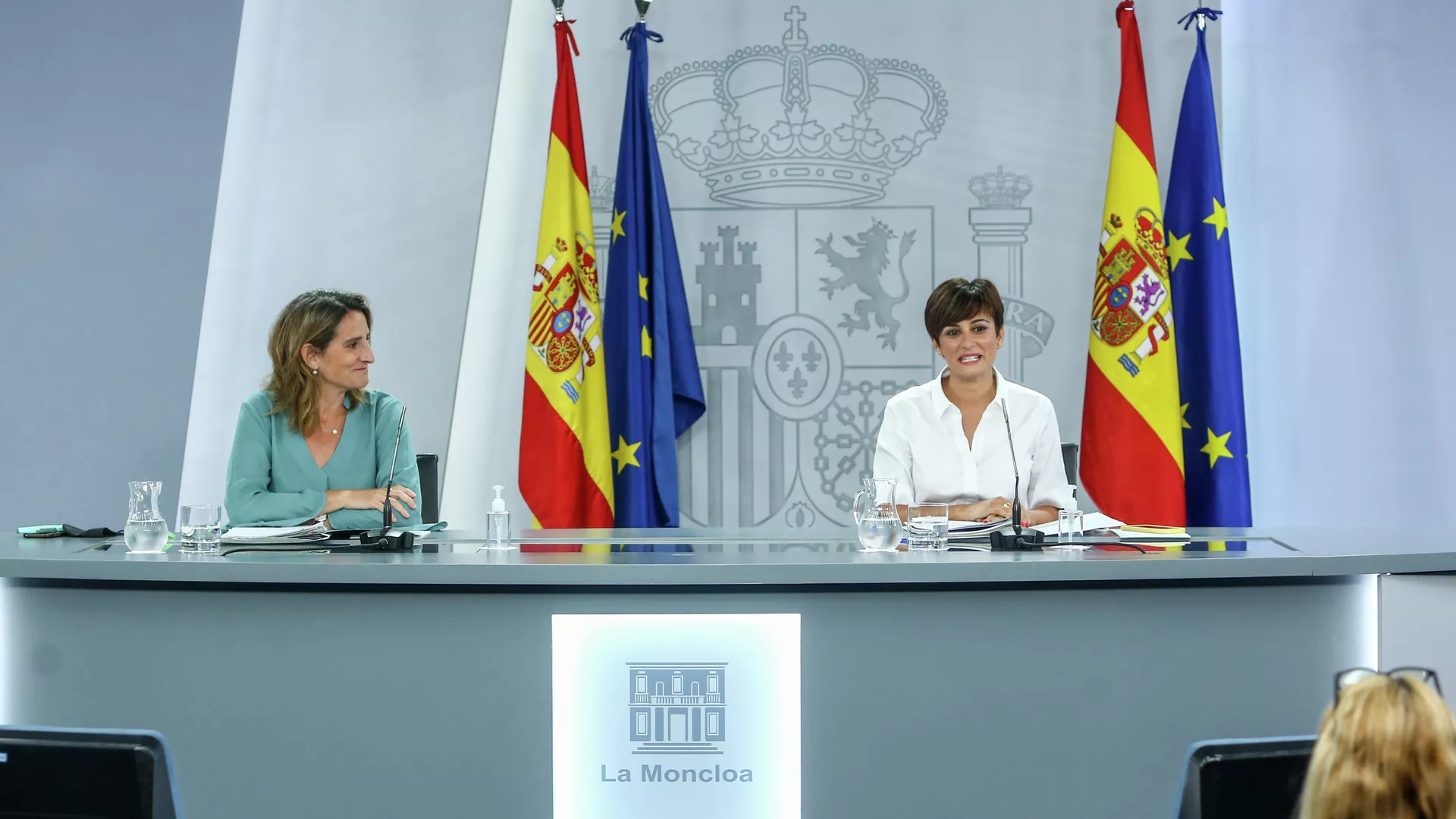 La vicepresidenta tercera y ministra para la Transición Ecológica y el Reto Demográfico, Teresa Ribera, y la ministra Portavoz, Isabel Rodríguez en rueda de prensa