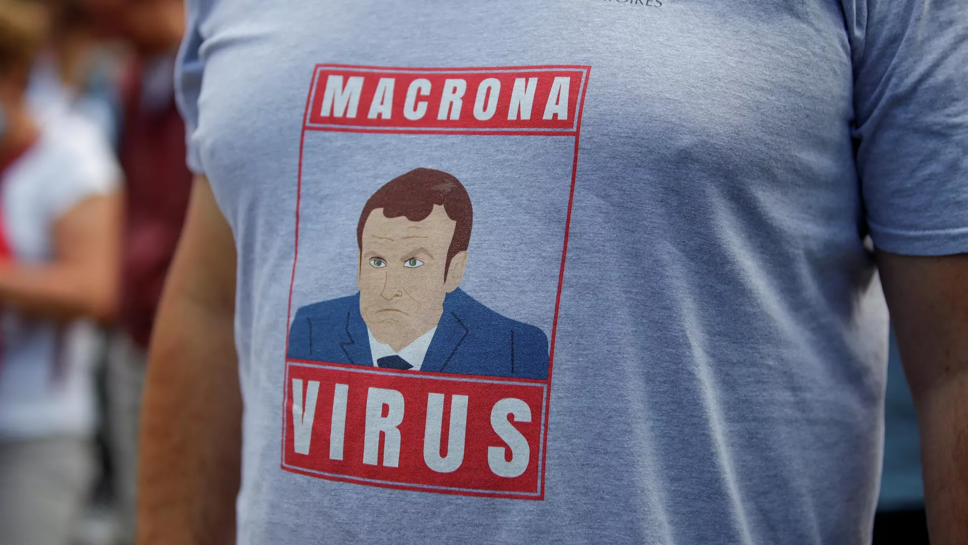 Un manifestante contra las medidas sanitarias de Emmanuel Macron en Francia