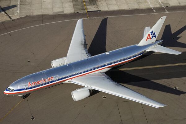 Un Boeing 777-200ER en la antigua librea de American Airlines - Sputnik Mundo