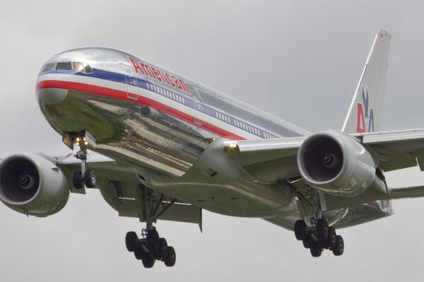 Un Boeing 777 en la antigua librea de American Airlines - Sputnik Mundo
