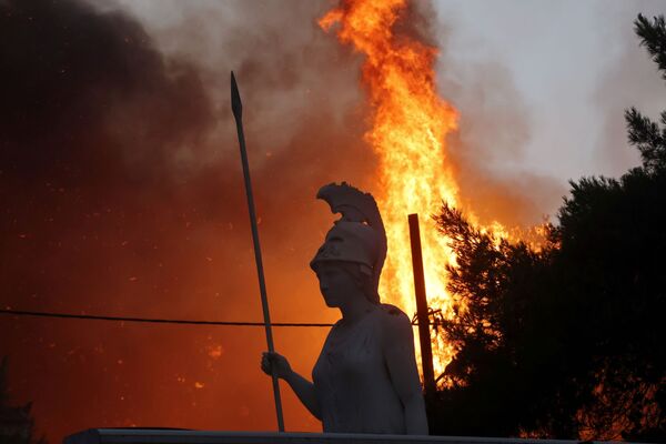 Una estatua de la diosa Atenea en Varympompi, al norte de la capital griega. - Sputnik Mundo