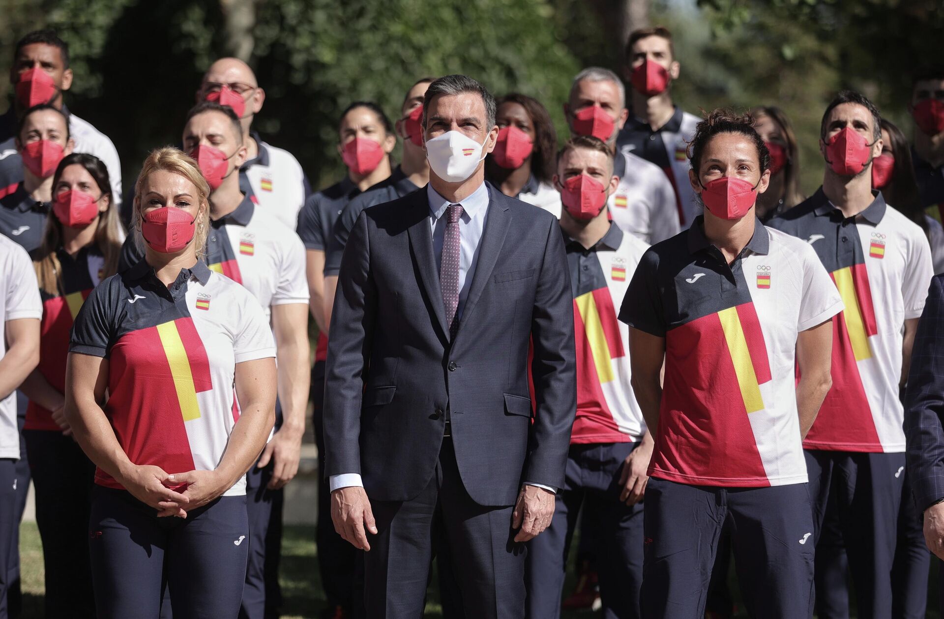 La campeona olímpica de halterofilia, Lydia Valentín y el presidente del Gobierno, Pedro Sánchez, durante el recibimiento al equipo olímpico español que participará en los Juegos Olímpicos de Tokio 2021, en los Jardines del Palacio de La Moncloa, a 16 de julio de 2021, en Madrid (España) - Sputnik Mundo, 1920, 04.08.2021