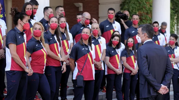 El presidente del Gobierno, Pedro Sánchez, durante la recepción al equipo olímpico español que participará en los Juegos Olímpicos de Tokio 2021, entre los que se encuentran la campeona olímpica de halterofilia, Lydia Valentín (2i), en los Jardines del Palacio de La Moncloa, a 16 de julio de 2021, en Madrid (España) - Sputnik Mundo