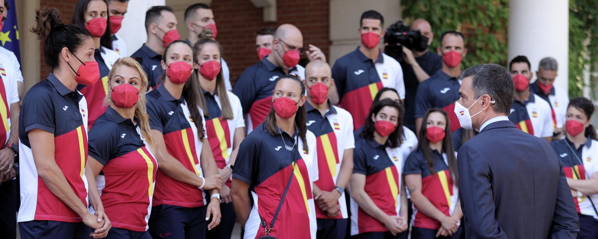 El presidente del Gobierno, Pedro Sánchez, durante la recepción al equipo olímpico español que participará en los Juegos Olímpicos de Tokio 2021, entre los que se encuentran la campeona olímpica de halterofilia, Lydia Valentín (2i), en los Jardines del Palacio de La Moncloa, a 16 de julio de 2021, en Madrid (España) - Sputnik Mundo, 1920, 04.08.2021