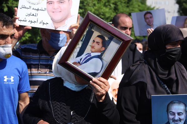 Una manifestación en Beirut con motivo del primer aniversario de la explosión en el puerto de la capital libanesa  - Sputnik Mundo