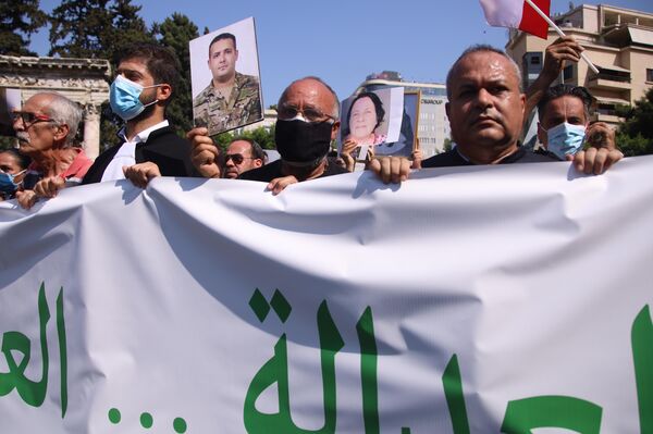 Una manifestación en Beirut con motivo del primer aniversario de la explosión en el puerto de la capital libanesa  - Sputnik Mundo