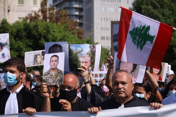Una manifestación en Beirut con motivo del primer aniversario de la explosión en el puerto de la capital libanesa  - Sputnik Mundo