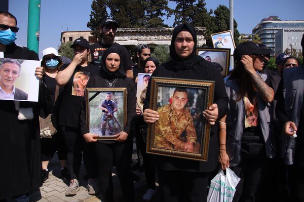 Una manifestación en Beirut con motivo del primer aniversario de la explosión en el puerto de la capital libanesa  - Sputnik Mundo