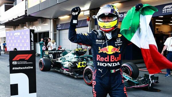 Sergio Pérez celebra una victoria en el circuito de Bakú el 6 de junio de 2021 - Sputnik Mundo