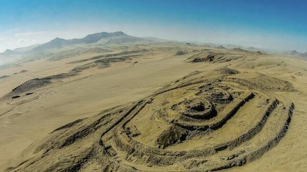 El Complejo Chankillo destinado a observaciones astronómicas más antiguo de América (de al menos 2200 años), está ubicado en la región de Ancash de Perú. - Sputnik Mundo