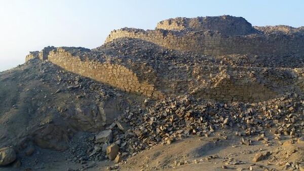 Su estructura, de una extensión de 4 kilómetros cuadrados se compone de trece torres y conforma una fortaleza de piedra y barro. La fortificación también cuenta con una serie de plazas y patios.  - Sputnik Mundo