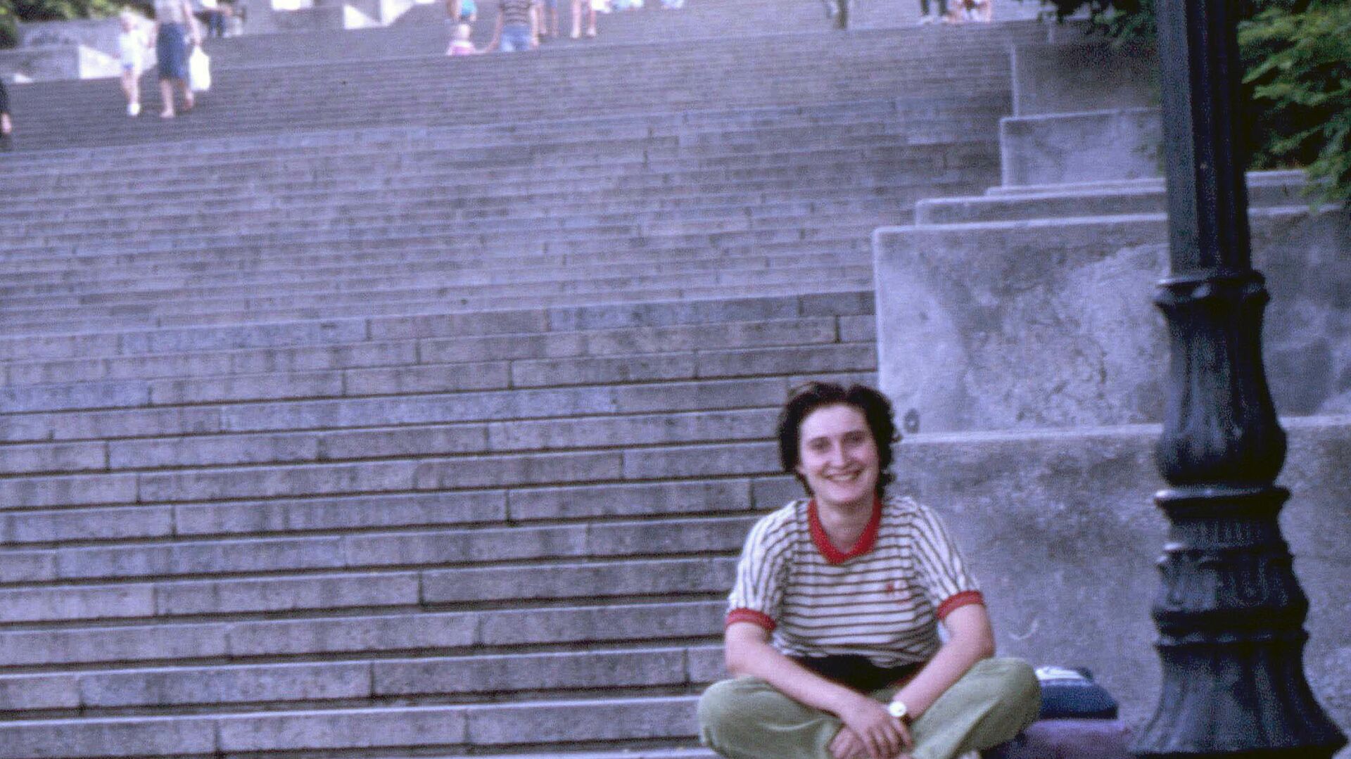 Sara Gutiérrez en las escaleras en las que se filmó 'El acorazado Potemkin' en Odesa (Ucrania) Sara Gutiérrez en las escaleras en las que se filmó 'El acorazado Potemkin' en Odesa (Ucrania) - Sputnik Mundo, 1920, 08.08.2021