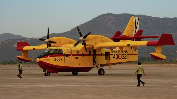 Un Canadair del Ejército del Aire español - Sputnik Mundo