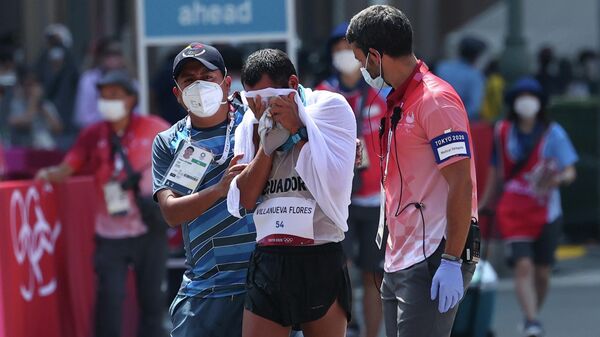 El atleta ecuatoriano Claudio Villanueva se emociona luego de cruzar la meta en último lugar en marcha atlética de 50 km - Sputnik Mundo