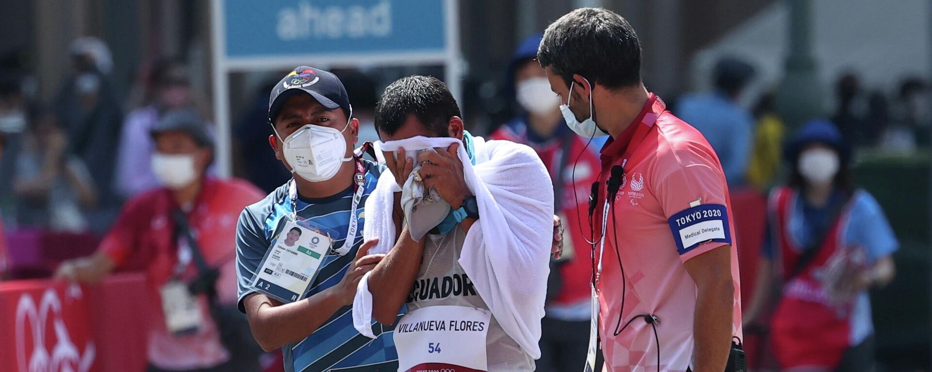 El atleta ecuatoriano Claudio Villanueva se emociona luego de cruzar la meta en último lugar en marcha atlética de 50 km - Sputnik Mundo, 1920, 06.08.2021