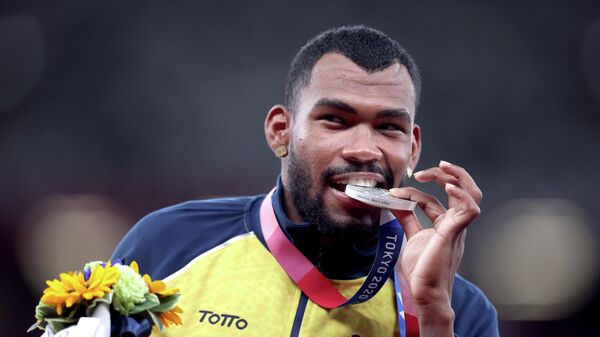 El atleta colombiano Anthony Zambrano tras recibir la medalla de plata en los Juegos Olímpicos de Tokio 2020. - Sputnik Mundo