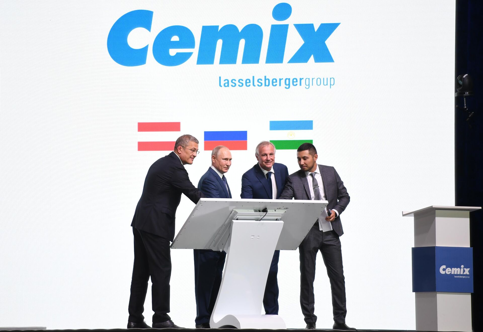 La ceremonia de inauguración de una planta de la compañía austriaca Lasselsberger - Sputnik Mundo, 1920, 06.08.2021