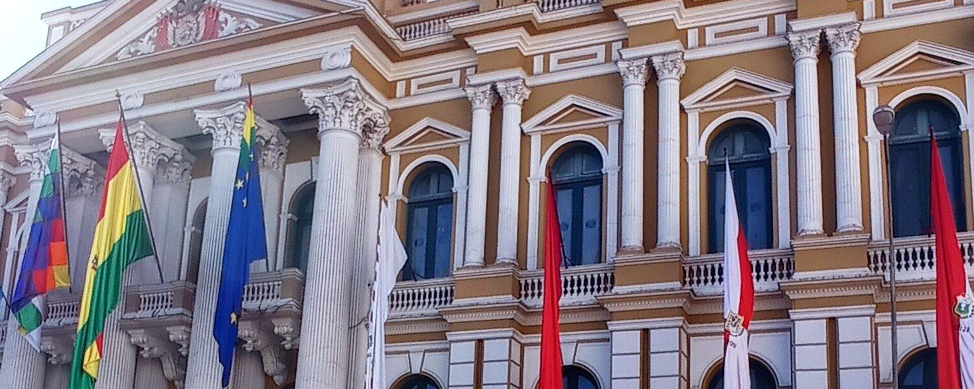 Vista de la sede del Gobierno de Bolivia y, en el fondo, el nuevo edificio de la Asamblea Legislativa - Sputnik Mundo, 1920, 24.04.2024