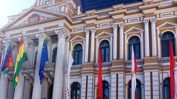 Vista de la sede del Gobierno de Bolivia y, en el fondo, el nuevo edificio de la Asamblea Legislativa - Sputnik Mundo