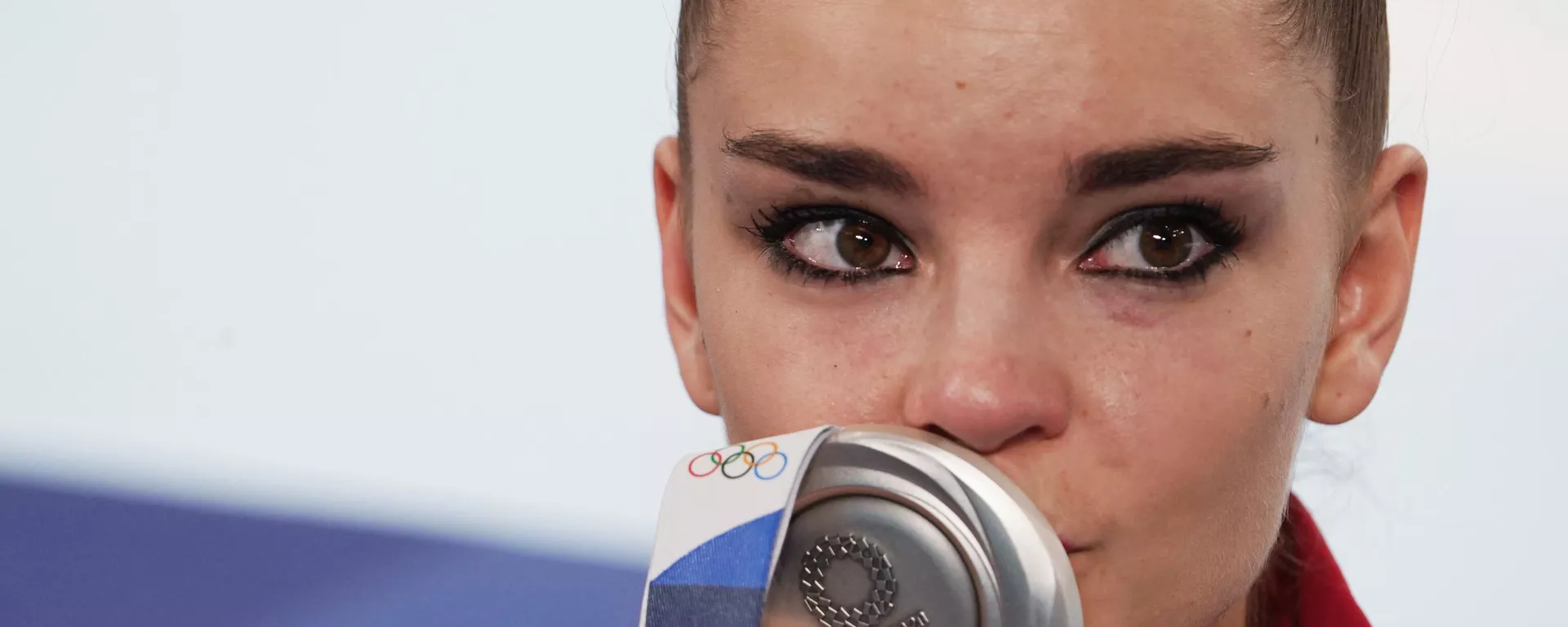 Dina Zaverina, gimnasta rusa, besa la medalla de plata que conquistó en los JJOO de Tokio Dina Zaverina, gimnasta rusa, besa la medalla de plata que conquistó en los JJOO de Tokio - Sputnik Mundo, 1920, 07.08.2021