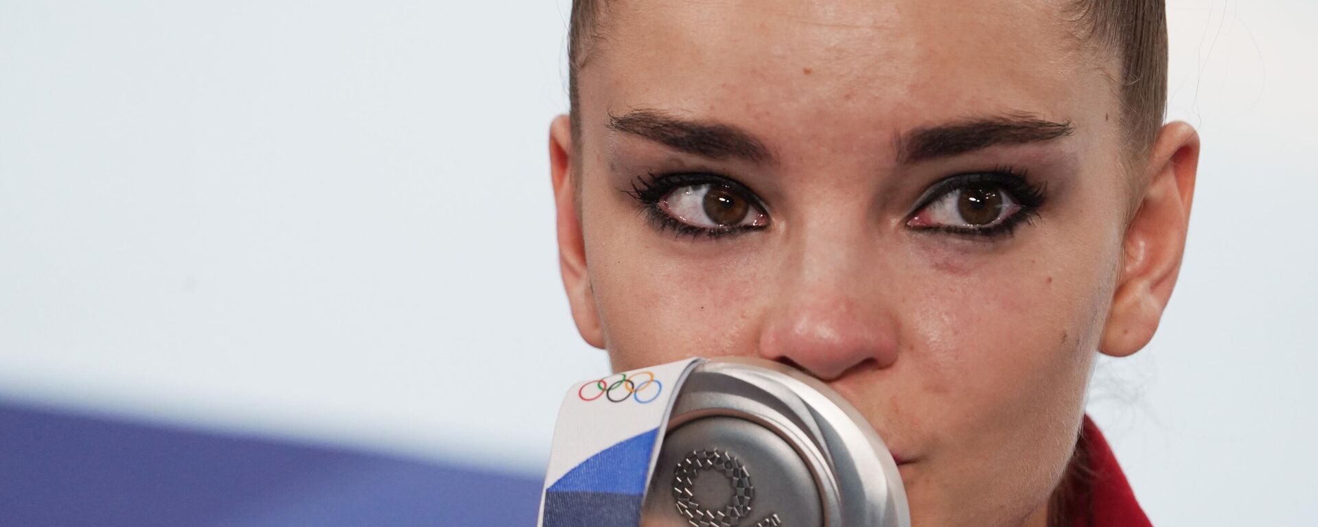 Dina Zaverina, gimnasta rusa, besa la medalla de plata que conquistó en los JJOO de Tokio - Sputnik Mundo, 1920, 07.08.2021