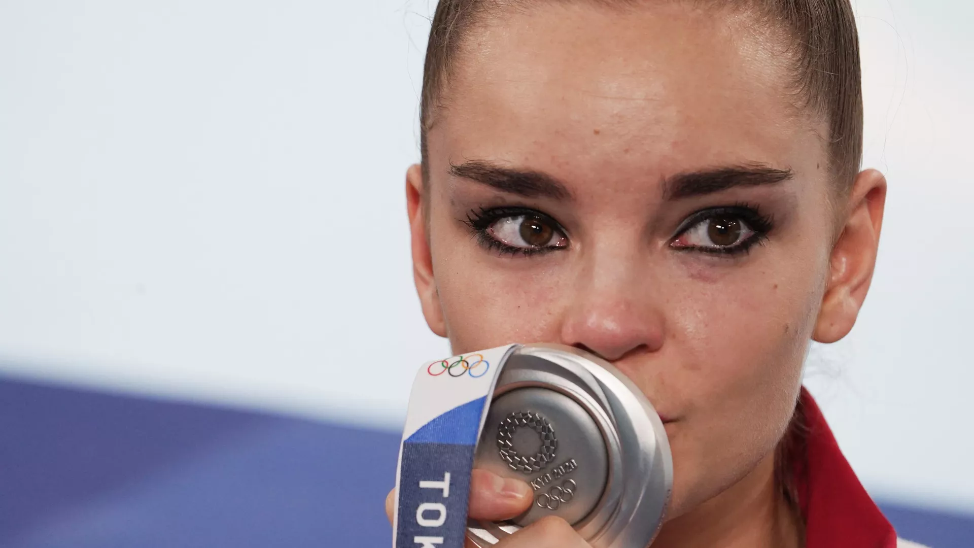 Dina Zaverina, gimnasta rusa, besa la medalla de plata que conquistó en los JJOO de Tokio Dina Zaverina, gimnasta rusa, besa la medalla de plata que conquistó en los JJOO de Tokio - Sputnik Mundo, 1920, 07.08.2021