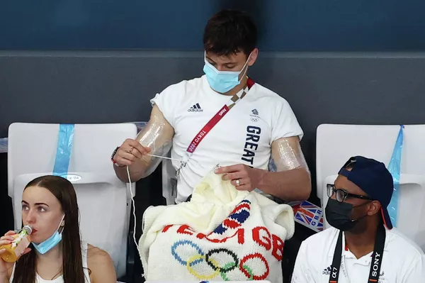 Tom Daley, clavadista británico, teje un suéter Tom Daley, clavadista británico, teje un suéter